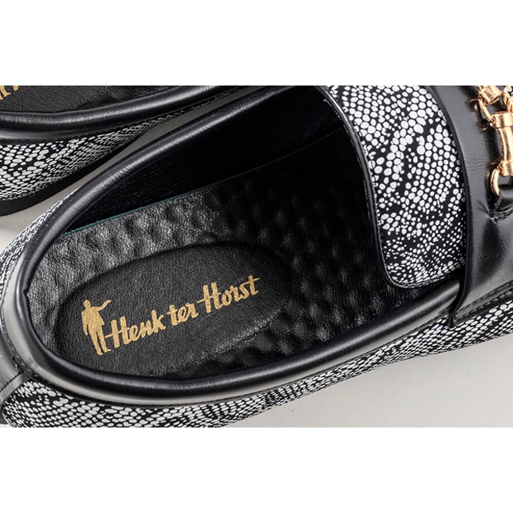 Henk ter Horst, mocassino in pitone con stampa serpente e nappe, bianco con nero